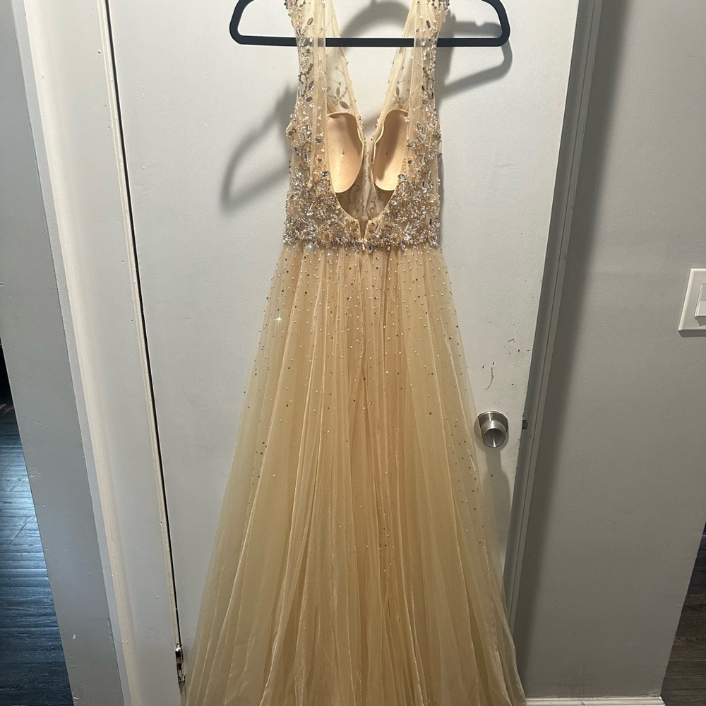 Jovani women’s dress. Nude, gold. Size 4